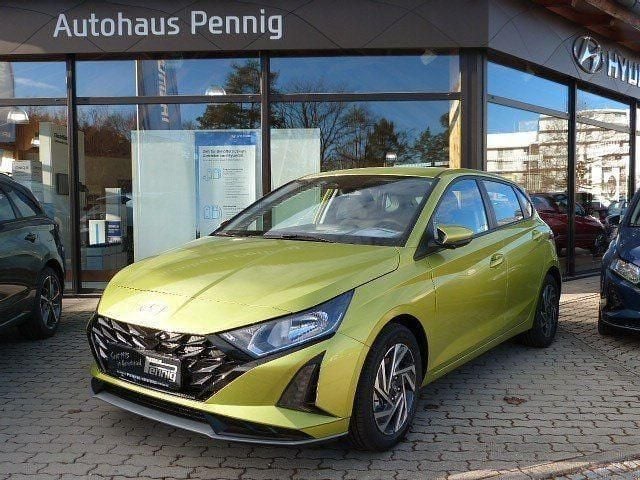 Grün Neu 2025 Hyundai i20 Trend Limousine | 22.690 € (Etwas zu teuer) - Bild 1/4