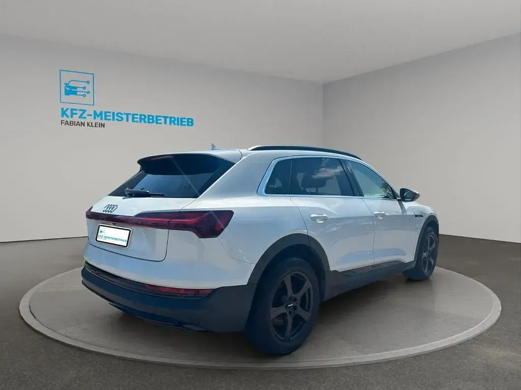 Gebraucht Audi e-tron Basis 300 kW (408 PS) 2021 Weiß SUV