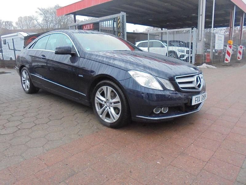 Gebraucht Mercedes E220 170 PS (125 kW) 2011 Blau Coupé