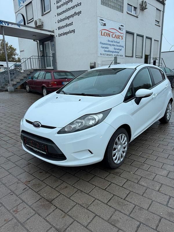 Weiß Gebraucht 2012 Ford Fiesta Kleinwagen | 3.950 € - Bild 1/4