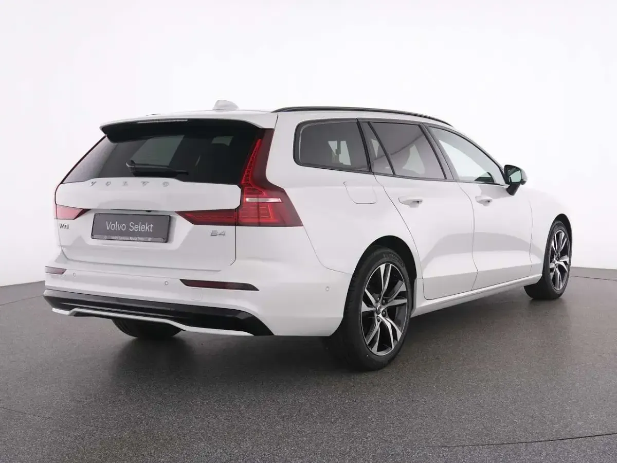 Gebraucht Volvo V60 Ultra 197 PS (144 kW) 2025 Crystal white pearl / metallic Kombi