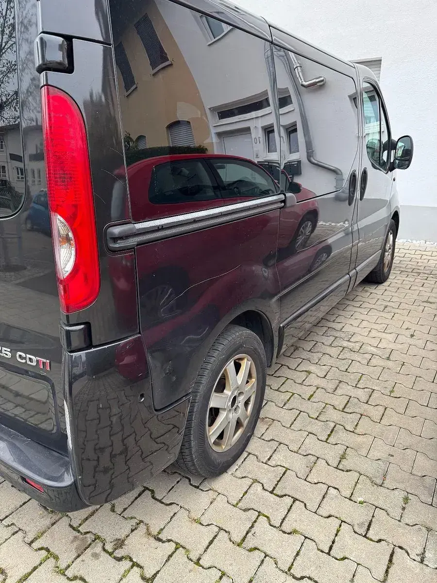 Używany Opel Vivaro 145 KM (106 kW) 2008 Czarny Minivan