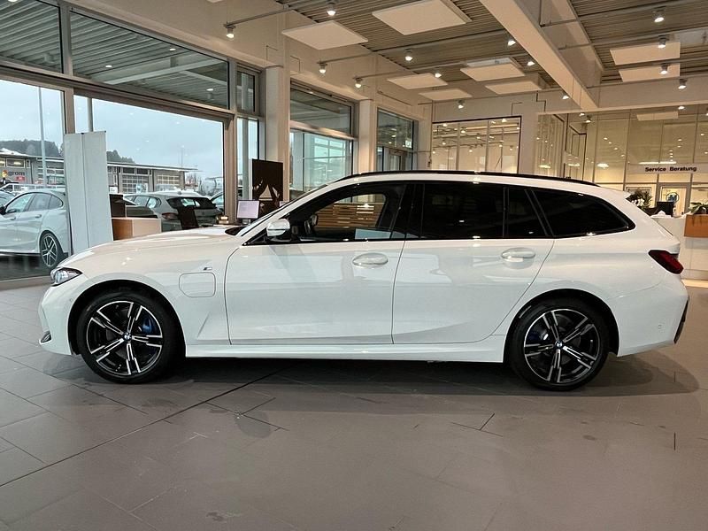 Gebraucht BMW 330e Shadowline 292 PS (214 kW) 2025 Weiß Kombi