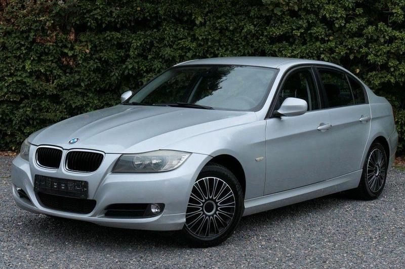 Silber Gebraucht 2011 BMW 320 Lifestyle Limousine | 6.700 € (Fairer Preis) - Bild 1/4