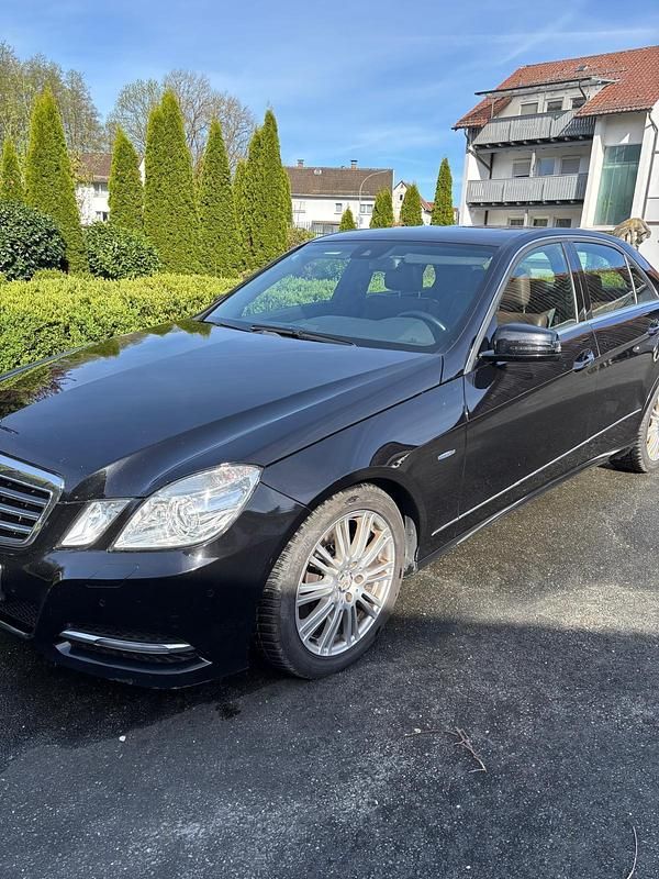 Schwarz Gebraucht 2011 Mercedes E350 Limousine | 11.950 € (Fairer Preis) - Bild 1/4