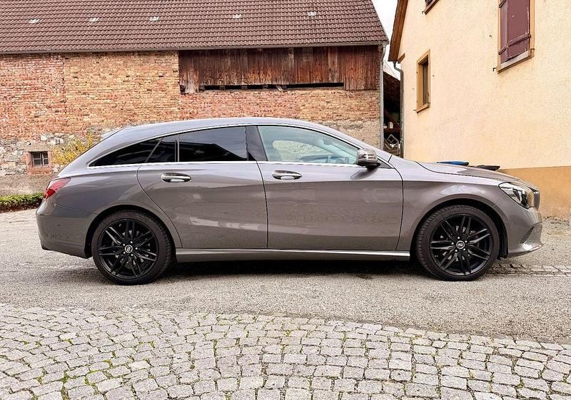 Grau Gebraucht 2017 Mercedes CLA200 Shooting Brake Kombi | 19.990 € (Fairer Preis) - Bild 1/4