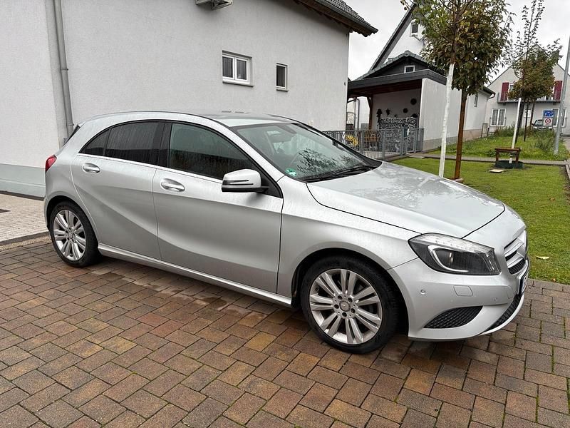 Silber Gebraucht 2012 Mercedes A180 Style Limousine | 9.400 € (Fairer Preis) - Bild 1/4