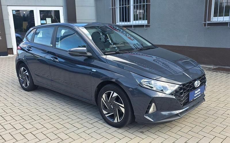 Grau Gebraucht 2021 Hyundai i20 Select Limousine | 11.880 € (Fairer Preis) - Bild 1/4