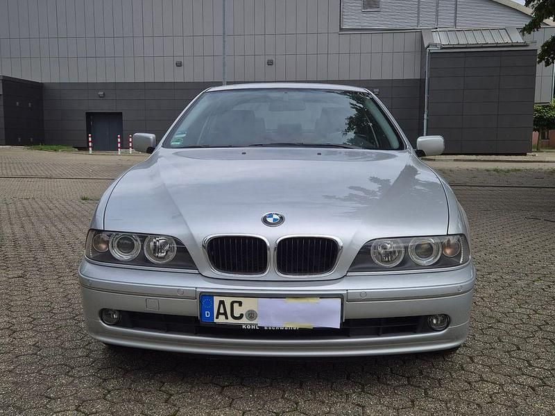 Silber Gebraucht 2002 BMW 520 Exclusive Limousine | 10.499 € - Bild 1/4