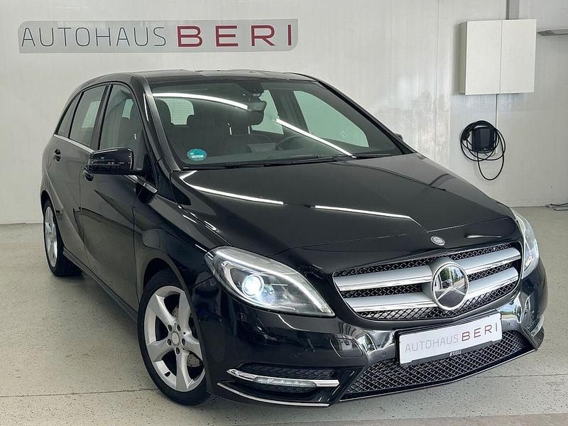 Schwarz Gebraucht 2013 Mercedes B180 Van / Kleinbus | 11.999 € (Guter Preis) - Bild 1/4