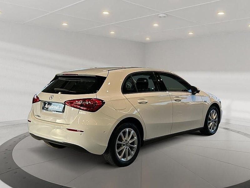 Gebraucht Mercedes A250 160 PS (117 kW) 2021 Unilack polarweiss Limousine