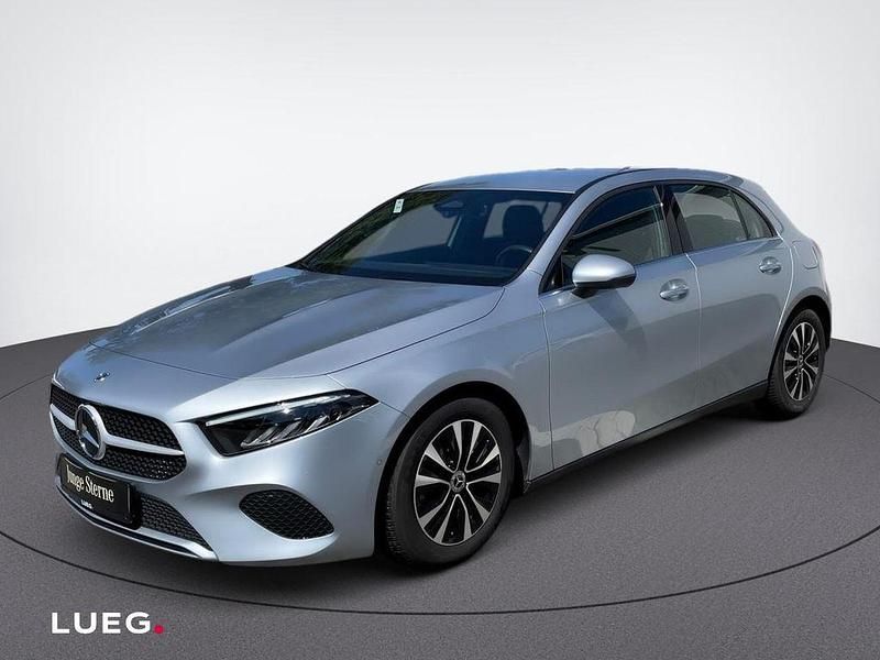 Gebraucht Mercedes A180 116 PS (85 kW) 2024 Silber Limousine