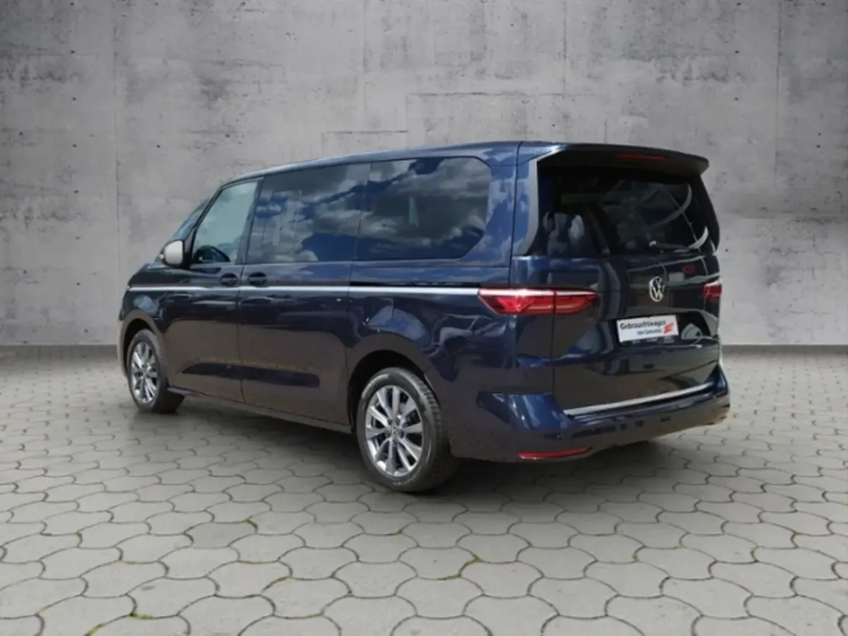Gebraucht VW Multivan Style 204 PS (150 kW) 2023 Starlight blue metallic Van / Kleinbus
