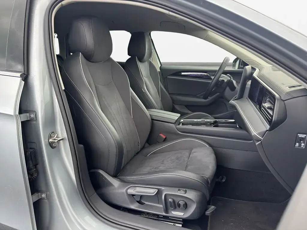 Gebraucht VW Passat Elegance 150 PS (110 kW) 2024 Oyster silver metallic Kombi