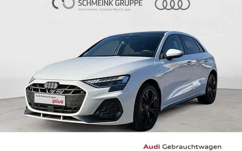 Weiß Gebraucht 2025 Audi A3 Sportback e-tron S-Line Limousine | 49.190 € - Bild 1/4