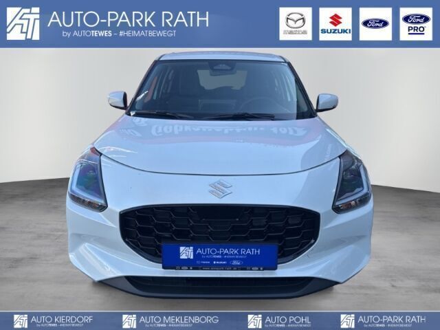 Pure white pearl metallic (weiss) Gebraucht 2024 Suzuki Swift Comfort Kleinwagen | 18.280 € (Guter Preis) - Bild 1/4
