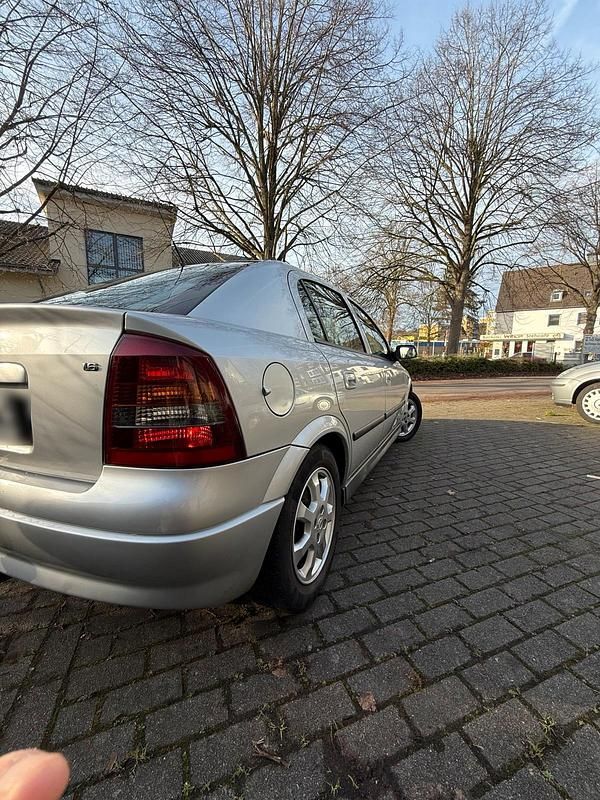 Gebraucht Opel Astra Enjoy 84 PS (61 kW) 2004 Silber Limousine