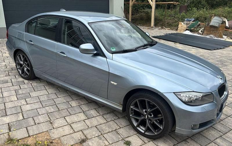 Gebraucht BMW 320 184 PS (135 kW) 2010 Blau Limousine