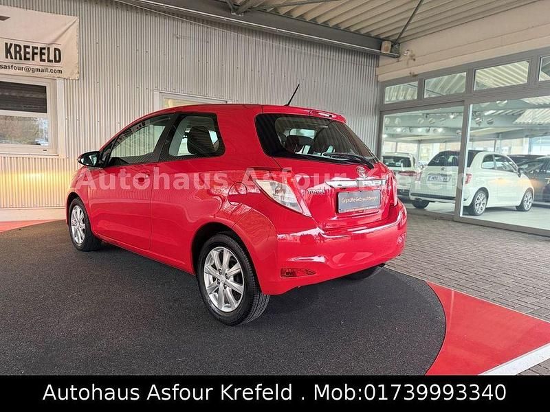 Gebraucht Toyota Yaris Life 69 PS (50 kW) 2013 Rot Kleinwagen