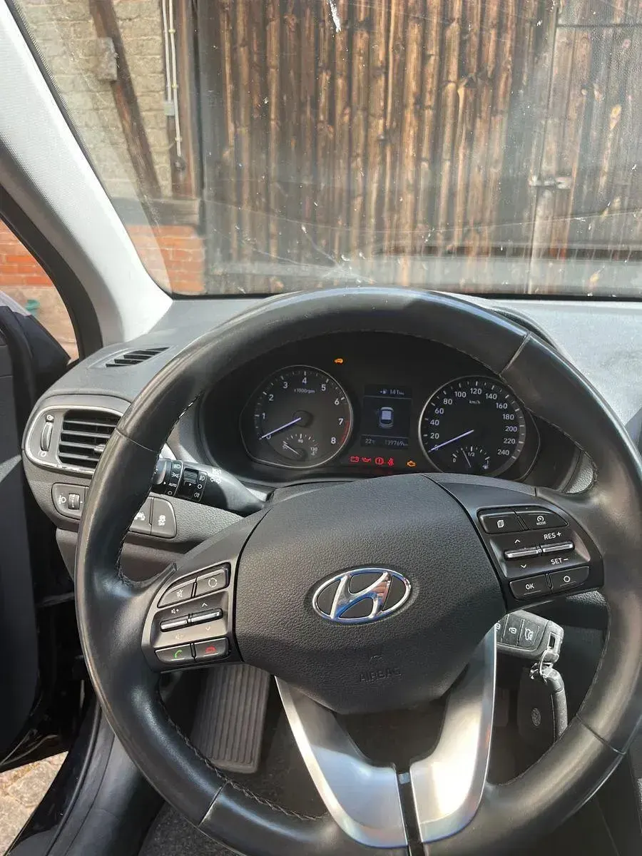 Gebraucht Hyundai i30 120 PS (88 kW) 2017 Schwarz Limousine