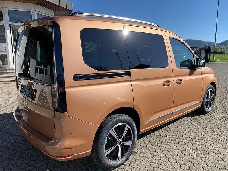 Neu VW Caddy Style 122 PS (89 kW) 2025 Copper bronze Van / Kleinbus