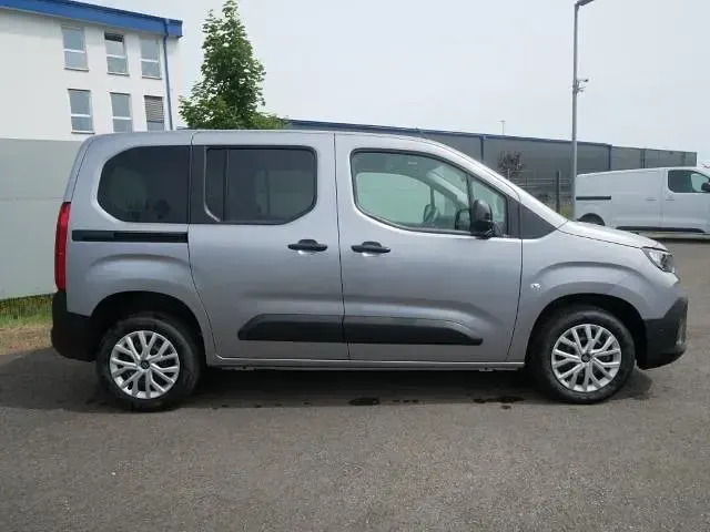 Neu Fiat Doblò Comfort 131 PS (96 kW) 2026 Maestro grau metallic Van / Kleinbus