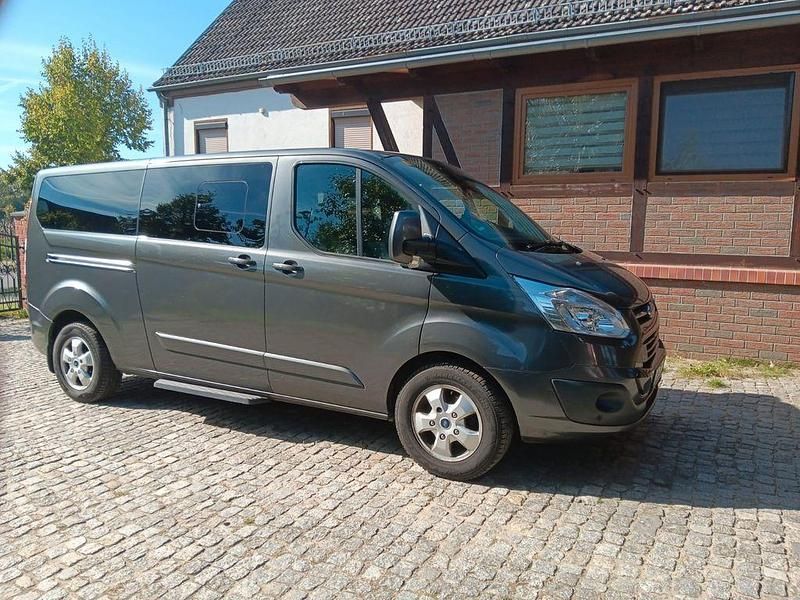 Grau Gebraucht 2017 Ford Tourneo Van / Kleinbus | 23.000 € (Guter Preis) - Bild 1/4
