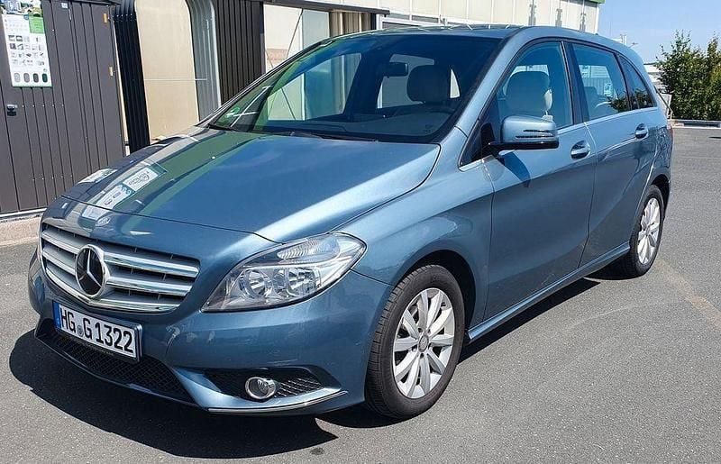 Blau Gebraucht 2013 Mercedes B180 Van / Kleinbus | 12.990 € (Fairer Preis) - Bild 1/4