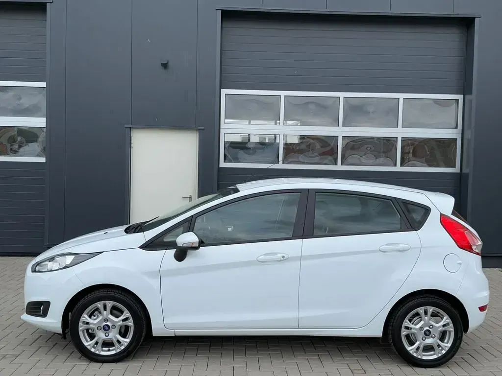 Gebraucht Ford Fiesta Trend 101 PS (74 kW) 2013 Weiß Limousine