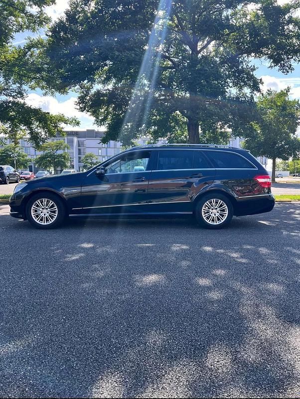 Schwarz Gebraucht 2010 Mercedes E250 Kombi | 6.600 € (Teuer) - Bild 1/4
