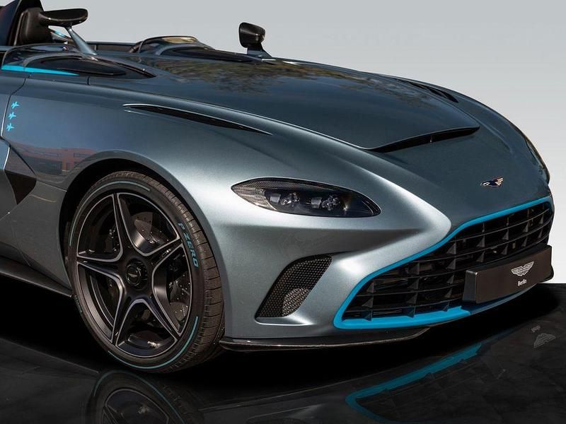 Neu Aston Martin V12 Speedster 700 PS (514 kW) 2025 Silber Coupé