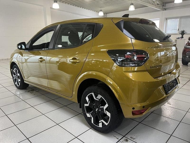 Neu Dacia Sandero Comfort 101 PS (74 kW) 2025 Amber yellow Limousine