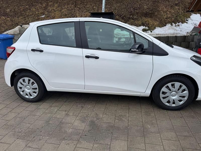 Weiß Gebraucht 2018 Toyota Yaris Kleinwagen | 10.800 € (Fairer Preis) - Bild 1/4