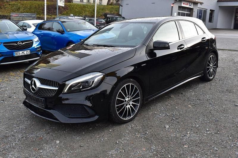 Nachtschwarz (metallic) Gebraucht 2018 Mercedes A200 AMG Limousine | 20.250 € (Fairer Preis) - Bild 1/4