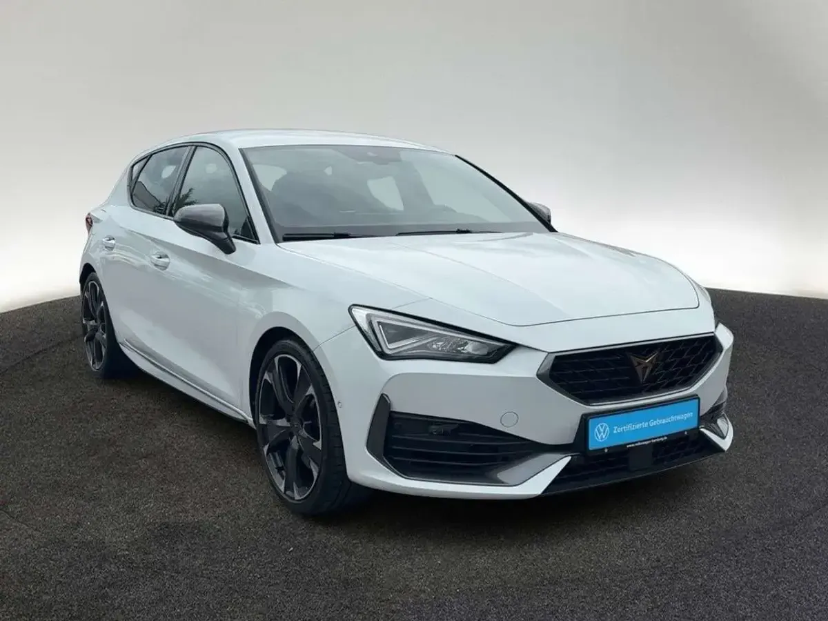 Gebraucht Cupra Leon VZ 300 PS (220 kW) 2024 Nevada weiß metallic Limousine