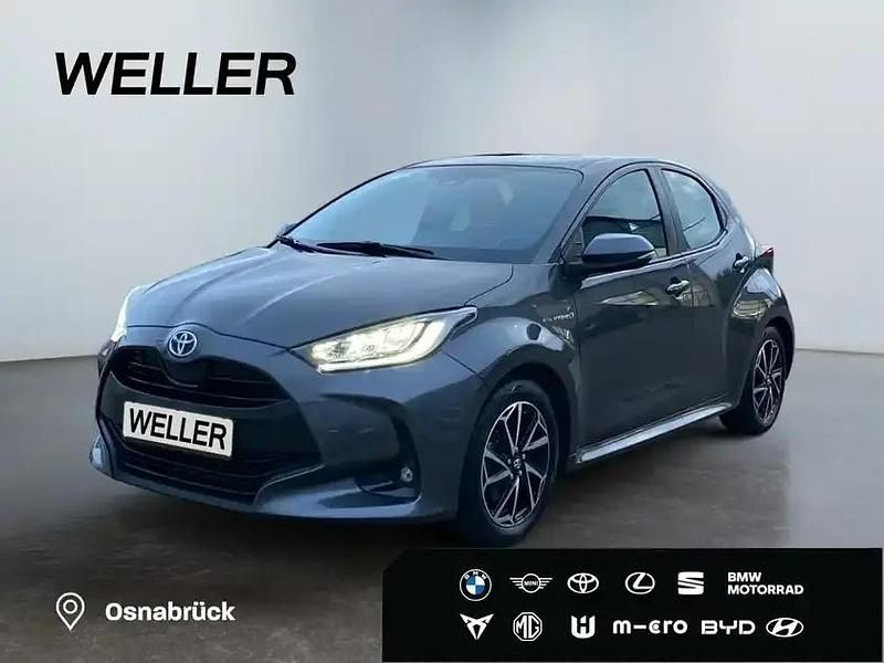 Grau Gebraucht 2021 Toyota Yaris Hybrid Team Kleinwagen | 19.450 € (Fairer Preis) - Bild 1/3