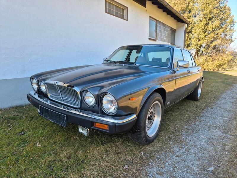Grau Gebraucht 1986 Jaguar XJ6 Sovereign Limousine | 4.000 € - Bild 1/4