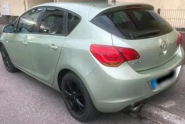 Gebraucht Opel Astra 140 PS (102 kW) 2011 Grün Kombi