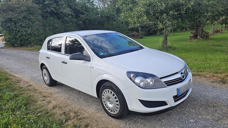 Weiß Gebraucht 2009 Opel Astra Kleinwagen | 4.200 € (Etwas zu teuer) - Bild 1/4