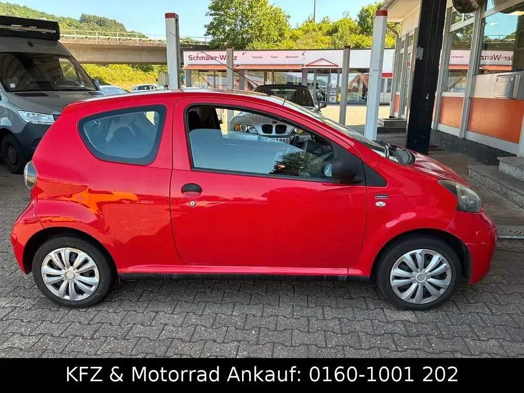 Gebraucht Toyota Aygo 68 PS (50 kW) 2011 Rot Kleinwagen