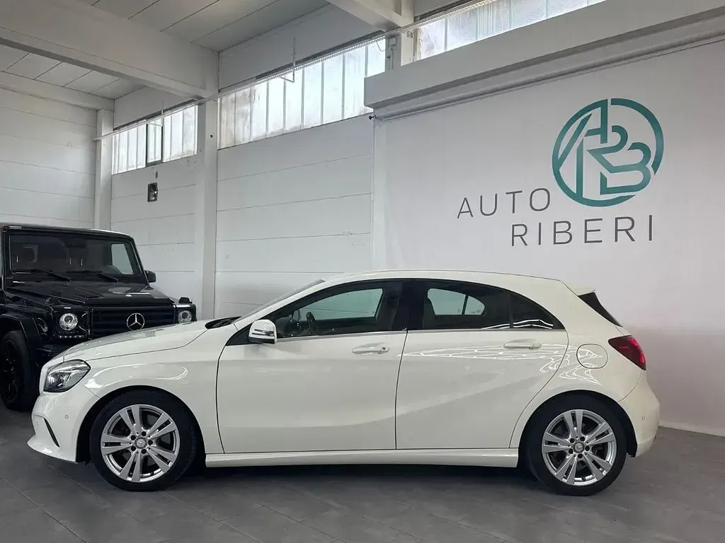 Gebraucht Mercedes A250 211 PS (155 kW) 2017 Calcitweiss/zirrusweiss Limousine
