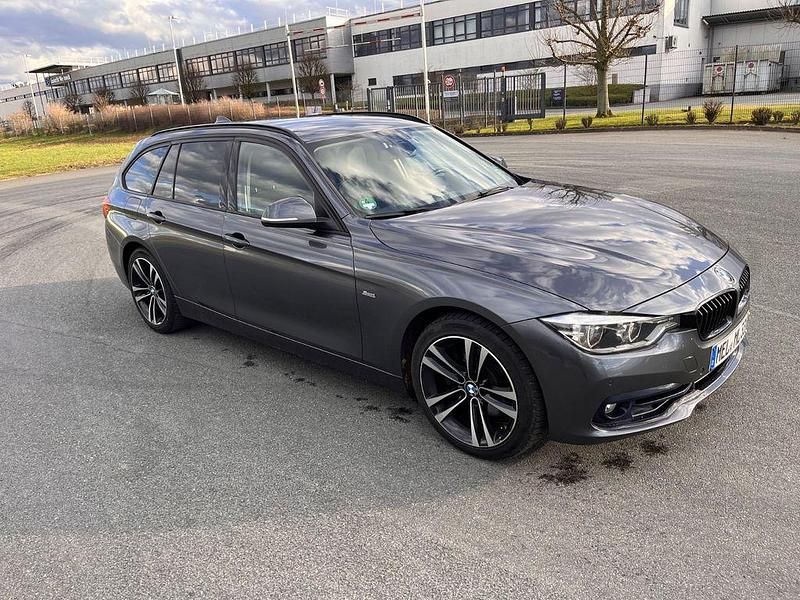 Gebraucht BMW 330 Sport Line 252 PS (185 kW) 2018 Andere farben Kombi