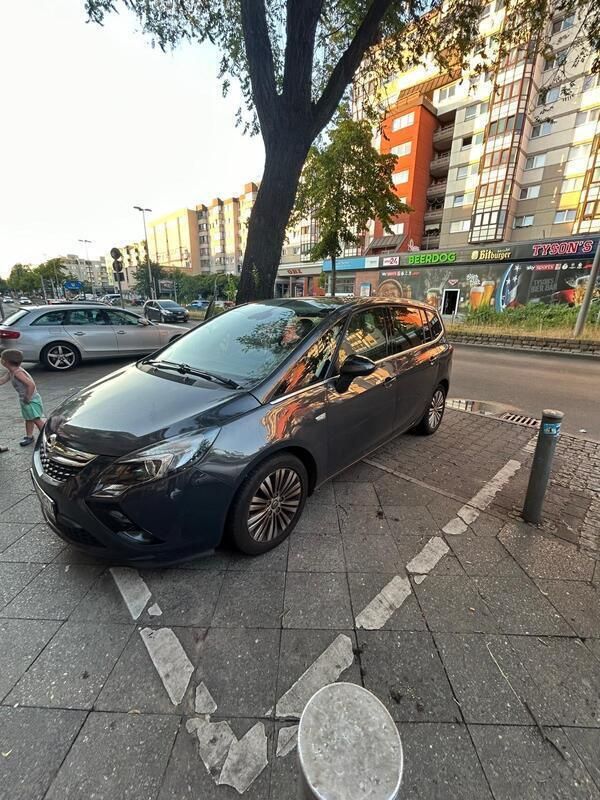 Grau Gebraucht 2015 Opel Zafira Van / Kleinbus | 4.200 € (Superpreis) - Bild 1/4