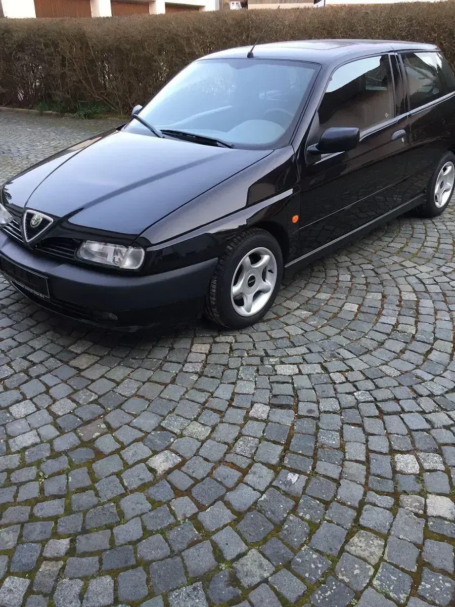 Gebraucht Alfa Romeo 145 103 PS (75 kW) 1996 Schwarz Kleinwagen