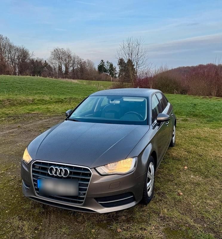 Grau Gebraucht 2016 Audi A3 Limousine | 11.150 € (Guter Preis) - Bild 1/4