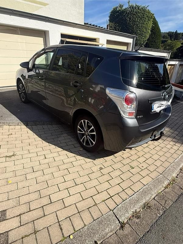 Grau Gebraucht 2015 Toyota Verso Van / Kleinbus | 10.800 € (Teuer) - Bild 1/4