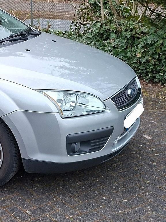 Gebraucht Ford Focus Ghia 101 PS (74 kW) 2005 Grau Limousine