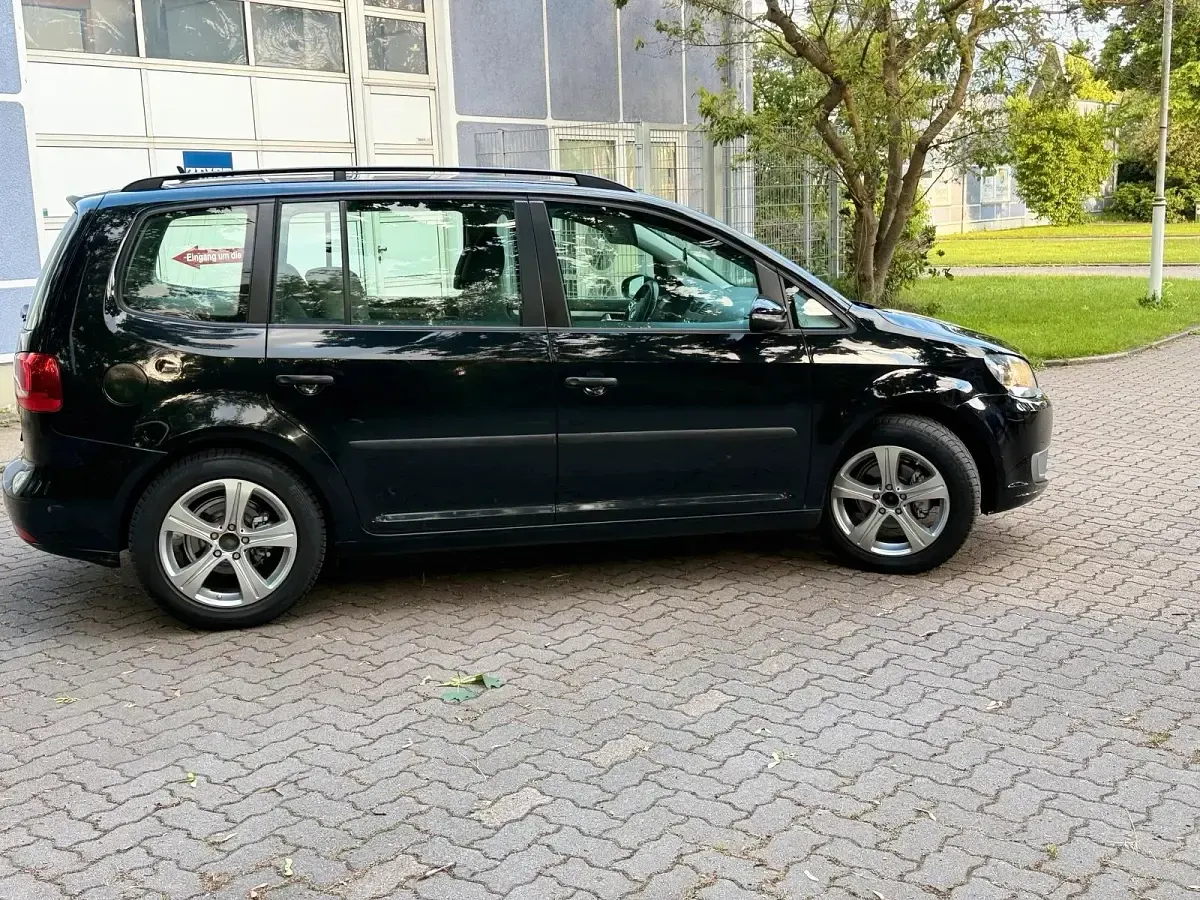 Gebraucht VW Touran 105 PS (77 kW) 2011 Schwarz Van / Kleinbus