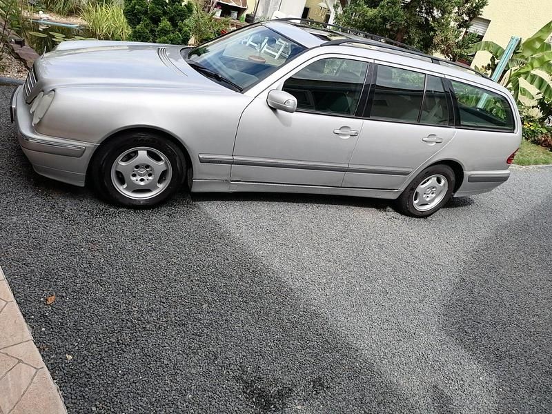 Gebraucht Mercedes E220 143 PS (105 kW) 2001 Silber Kombi