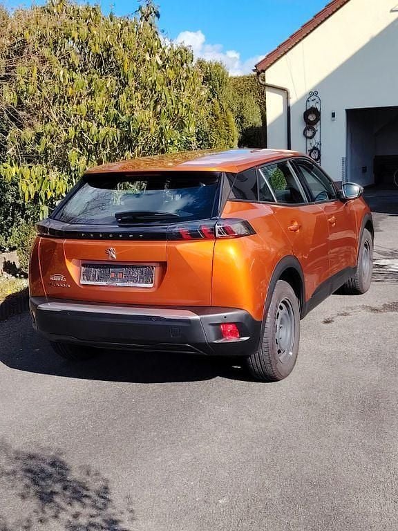 Gebraucht Peugeot e-2008 Active 100 kW (136 PS) 2022 Orange SUV